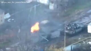 Russian T-80 tank drives away whilst on fire forcing troops inside to flee