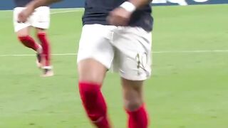 Olivier Giroud equals Thierry Henry