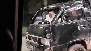 Ibu Ibu Bawa Mobil Kolbak