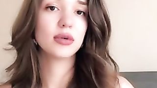 A charming curly-haired girl in live broadcast Periscope #prettygirl #beautygirl #lovable #routines