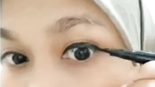 Tutorial eyeliner malah jadi begini...