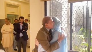 SHAHBAZ SHARIF KE MARIUM NAWAZ SAY MULAKAT.