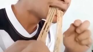 Makan Mie Aja bikiin Ngakak