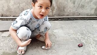 Bermain mobil mobilan