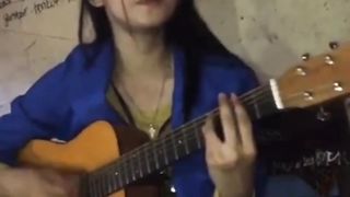 Cantik main gitar