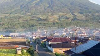 menikmati pagi hari di pegunungan
