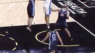 Chet Holmgren mosnter dunk