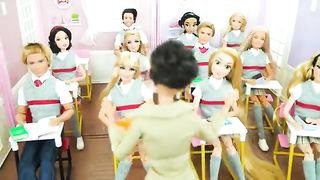 Barbie doll - School Cafeteria