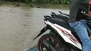 Cross the Solo River, one of the longest rivers in the world