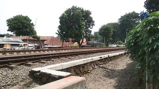 Ga sengaja lihat kereta lewat..