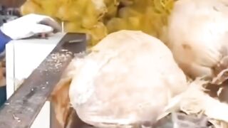 Mengupas Kelapa