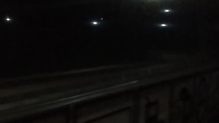 Perhatikan tanda putih di bahu jalan toll