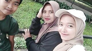 Berfose bareng anak gadisku