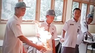 TERBAKAR API TAPI TIDAK SAKIT, SAKTI!