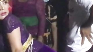 Gesek Bo***ng Dari Belakang Buat Tegang