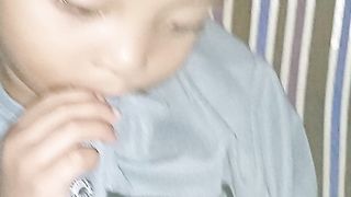 Si adek sukanya nonton kaya gini