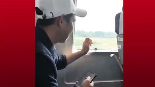 How steady is China's Fuxing high-speed train? What is it like to play the coin game on a high-speed train at a speed of 306 km/h?