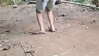 Seorang Gadis Menyayangi Kambingnya