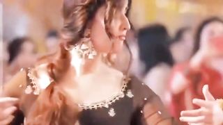Hareem Farooq Dancing on Famous song Hawa Hawa