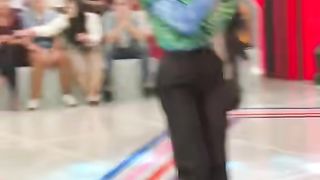 Aksi lincah bunda corla di panggung