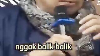 Menghutang duit
