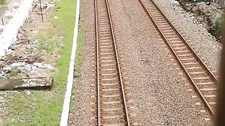 Hunting kereta api di jembatan penyeberangan