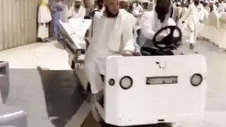 Proses pengantaran jenazah yang akan disholatkan di makkah