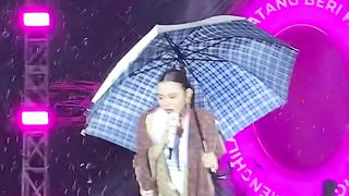Mahalini nyanyi sial sambil hujan-hujanan
