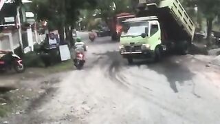 #Detik detik Dum truk terguling
