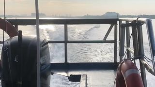 Pergi memancing di tengah laut