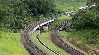 Pertemuan Dua Kereta Api Kelas Eksklusif