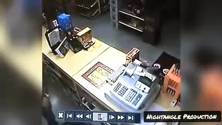 Robber pulls gun liquor mall