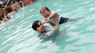 Asik nya Mandi di kolam renang