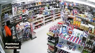 Liquor store owner shoot Armed robbers