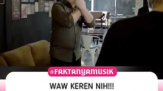 Pertama denger lagu ini di zamanan SMP "tentang aku dan dia by babang tamvan(new version).