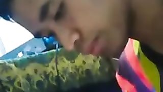 Suami asik sendiri main hp