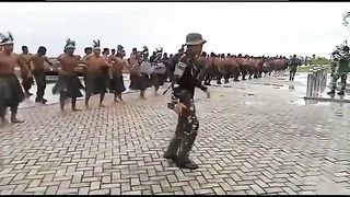 Anggota TNI yang sedang berjoget bersama masyarakat Papua