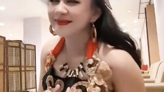 Wow betapa cantiknya gadis Dayak ini