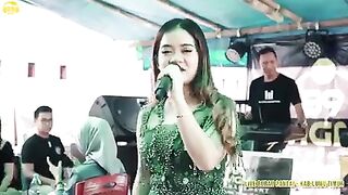 NUR_MAI_SELLA___DECENG_MUWALE_PEDDI_-_KARYA_ZANKREWO___LIVE_COVER_(240p).