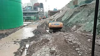 how the excavator drains water in the hole