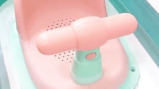 Bébé est tellement content de la nouvelle baignoire