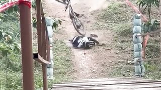 BALAP SEPEDA PALING EXTREME