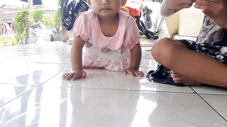 Main di teras bersama kakak.