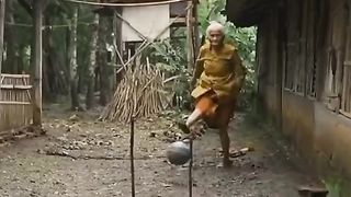 Nenek bermainnya  asyik ????????????