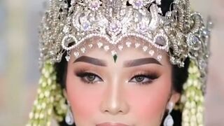 VERY BEAUTIFUL TRADITIONAL INDONESIAN GIRL