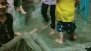 Bacha party barish ko enjoy karte wy