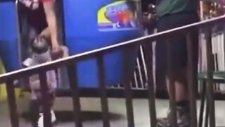 Ride operator gets jumped by customers ????????????????