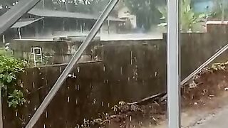 heavy rain ( hujan deras )