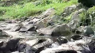 Mandi di sungai aik mencerit