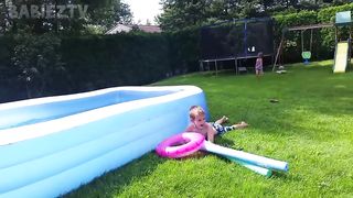 Essayez de ne pas exploser à cette compilation Funny BABIES and KIDS Water Fails
